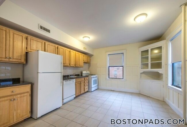 26 Hamilton Rd, Unit 3 in Brookline, MA - Building Photo - Building Photo