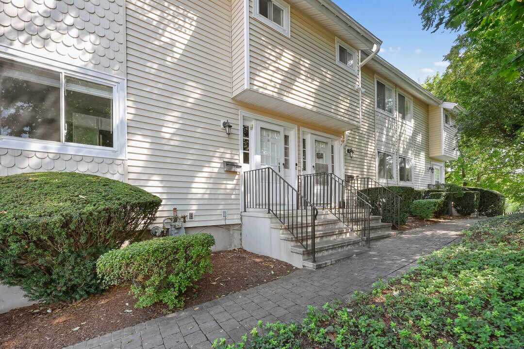 75 Cos Cob Ave in Greenwich, CT - Building Photo