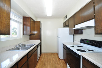 Crestview Apartments in La Mesa, CA - Building Photo - Building Photo