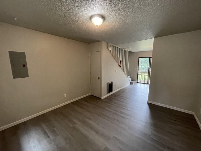 914 Sparta Dr in Crossville, TN - Foto de edificio - Building Photo