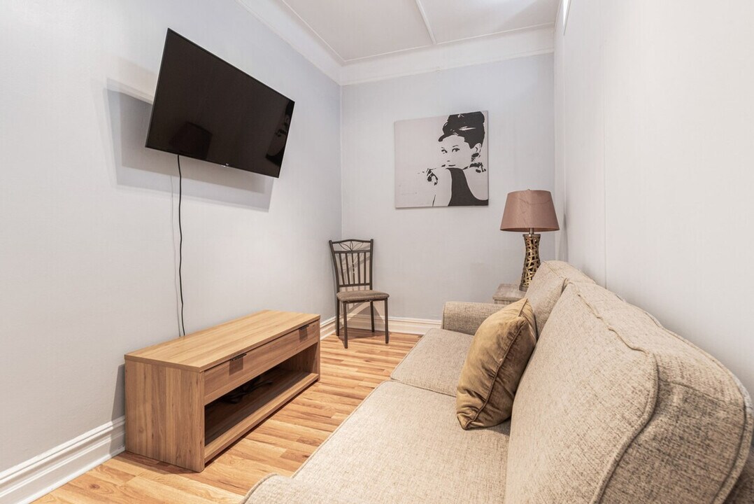 414 W 46th St in New York, NY - Building Photo