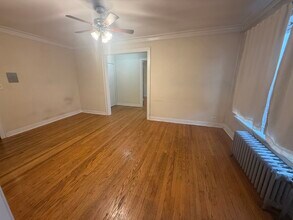 18 E Northwest Hwy in Arlington Heights, IL - Foto de edificio - Building Photo