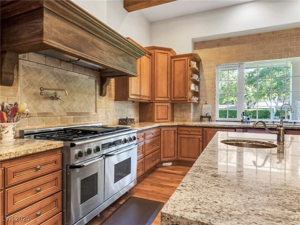 330 Rancho Cir in Las Vegas, NV - Building Photo