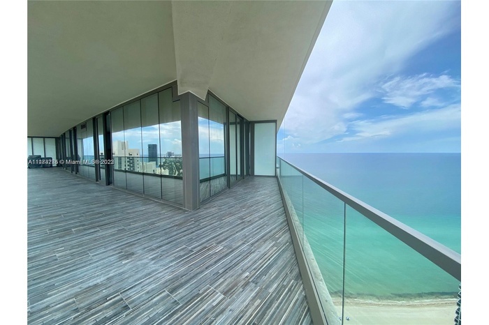 18975 Collins Ave, Unit 05 in Sunny Isles Beach, FL - Foto de edificio