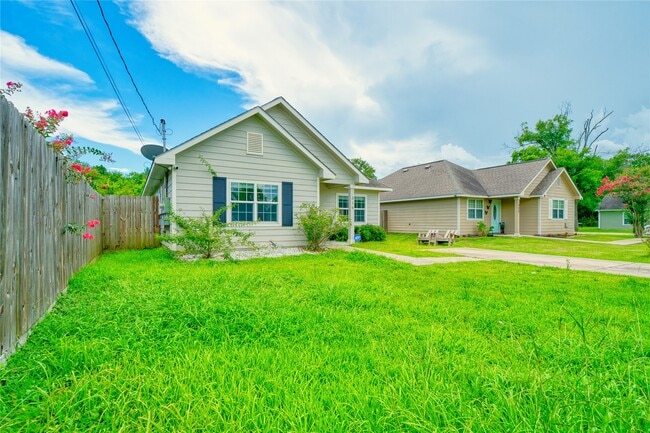 319 Dreamland Ave in Crosby, TX - Building Photo - Building Photo
