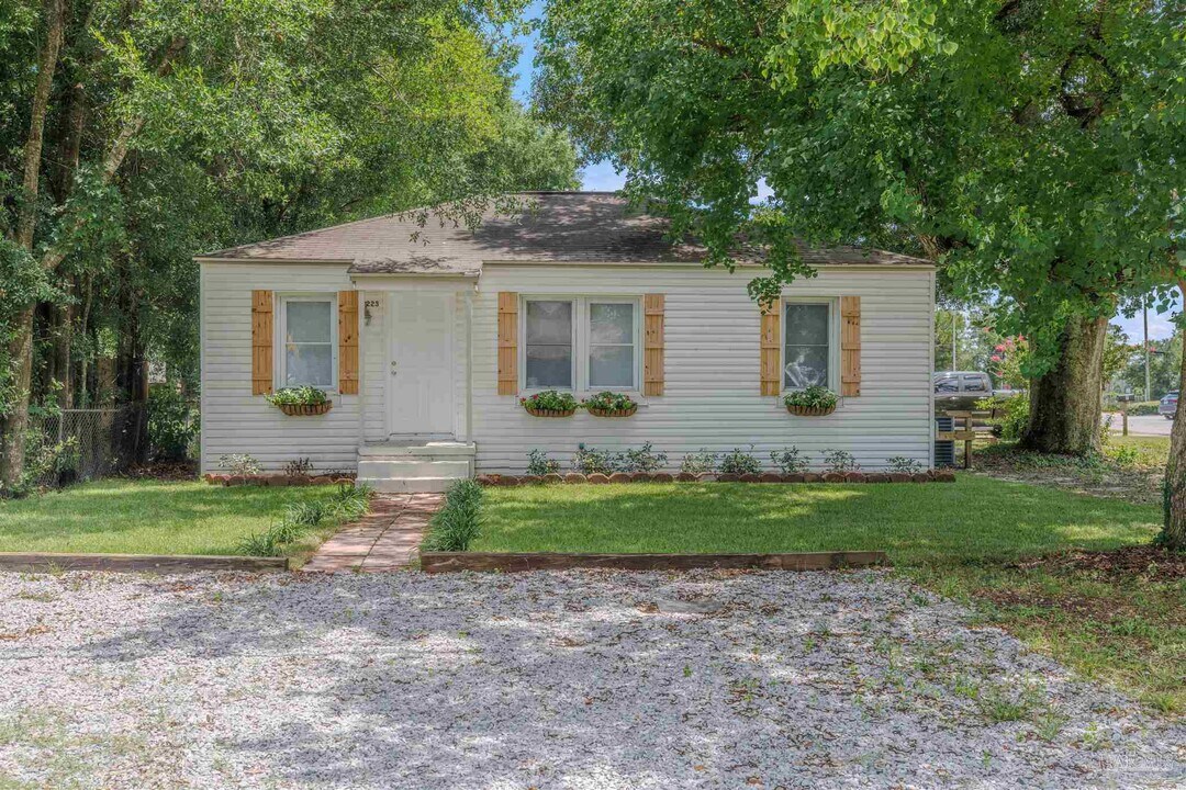 1223 Wisteria Ave in Pensacola, FL - Building Photo