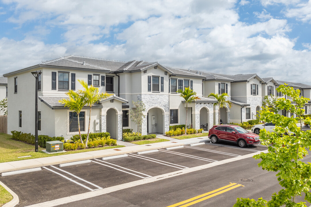 Pine Vista in Homestead, FL - Building Photo