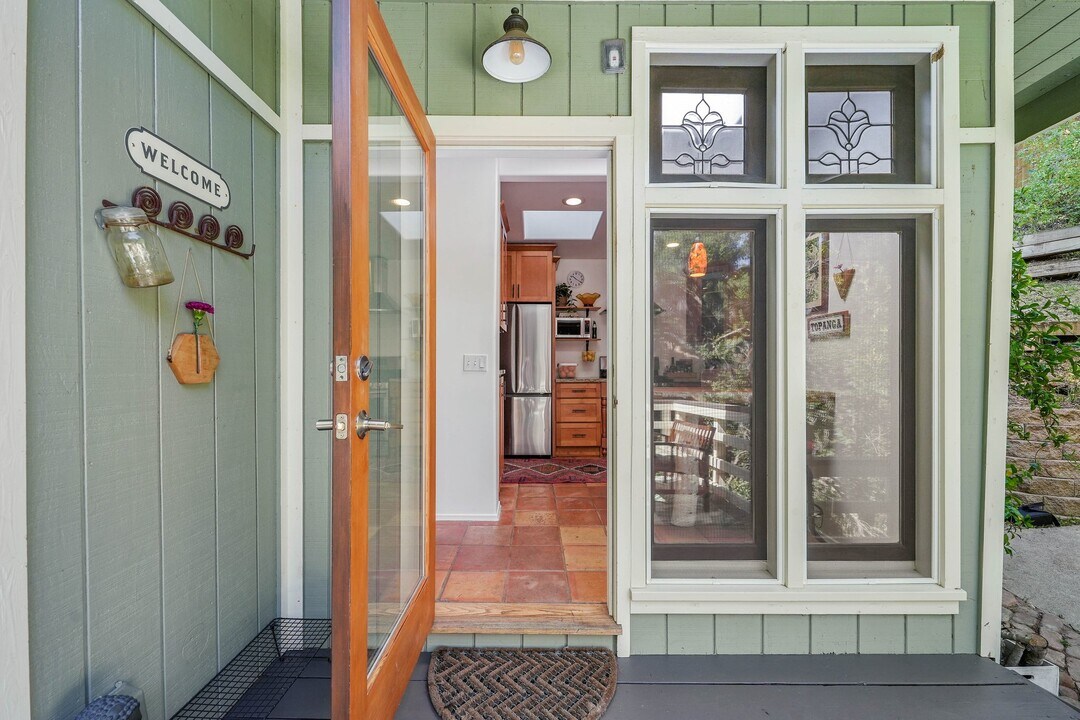 20965 Canyon Trail in Topanga, CA - Building Photo