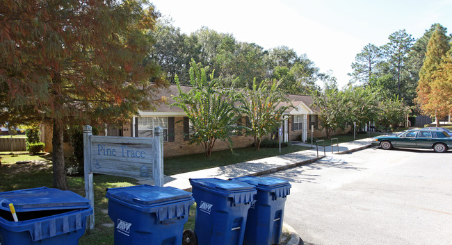 Pine Trace Apartments in Mobile, AL - Foto de edificio - Building Photo