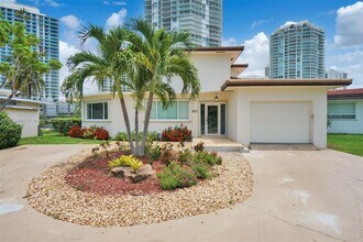 257 Atlantic Isle in Sunny Isles Beach, FL - Building Photo - Building Photo