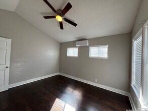 825 W Russell Pl in San Antonio, TX - Building Photo - Building Photo