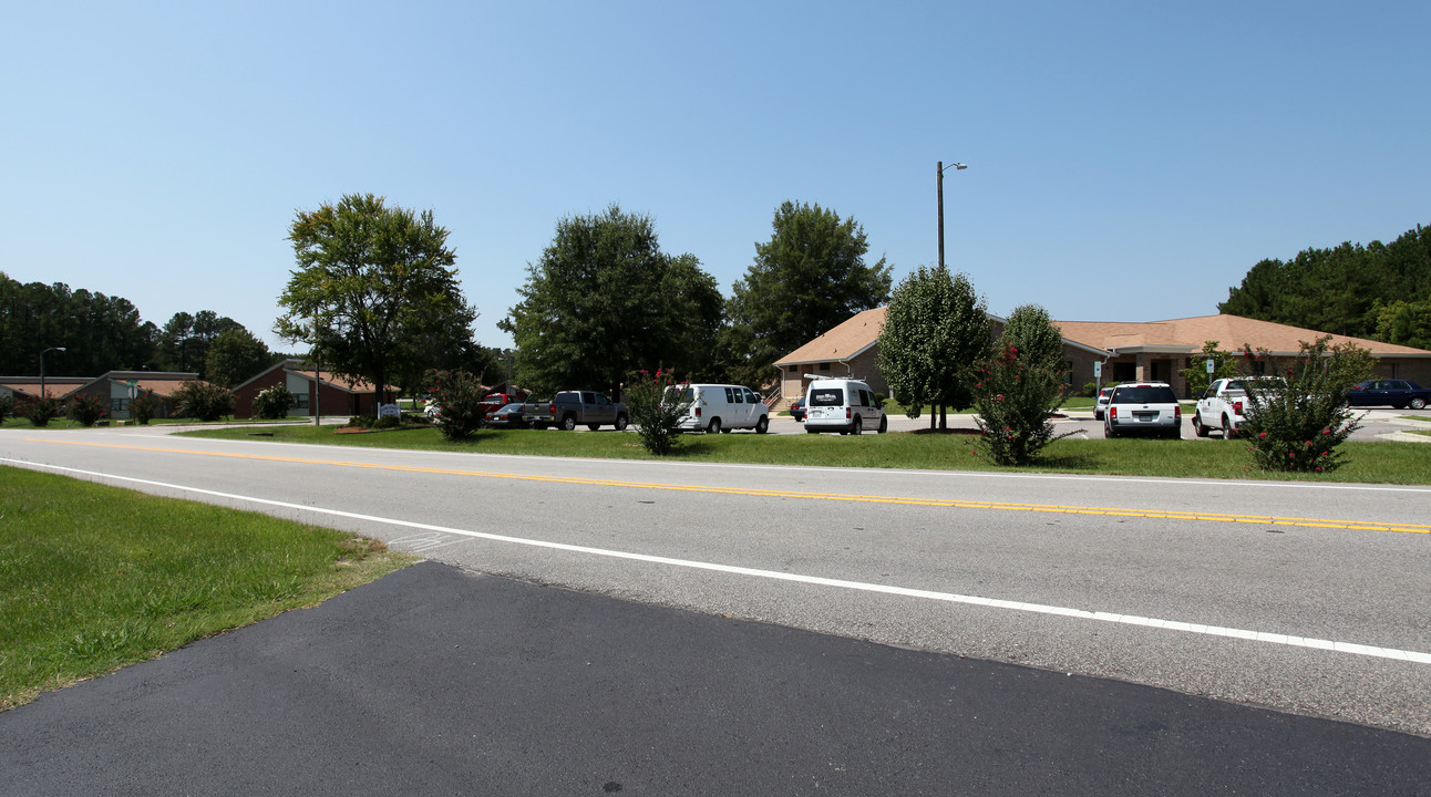 100 Shannon Dr in Zebulon, NC - Foto de edificio