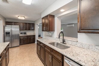 698 Douglas Ave in Altamonte Springs, FL - Foto de edificio - Building Photo
