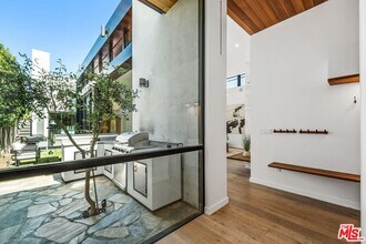 8617 Higuera St in Culver City, CA - Building Photo - Building Photo