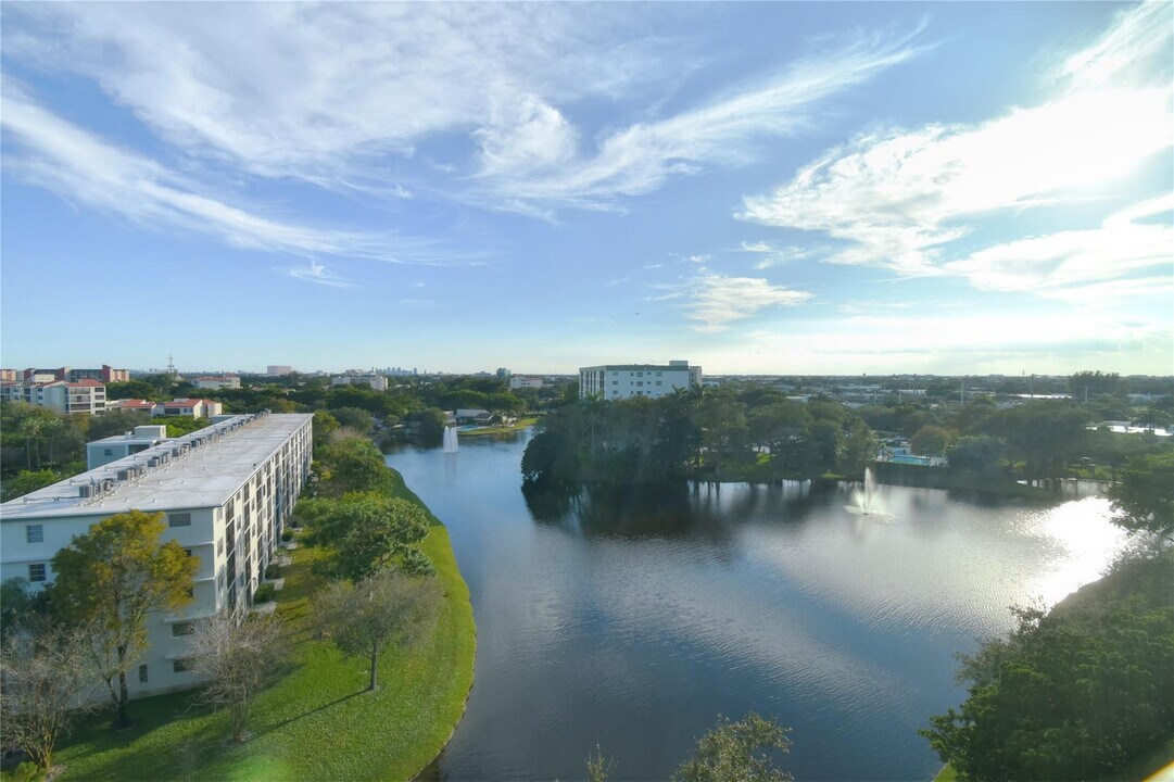 2238 N Cypress Bend Dr in Pompano Beach, FL - Building Photo