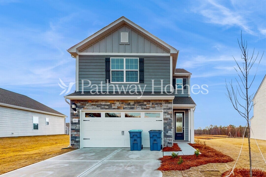 201 Adams Tree Wy in Troutman, NC - Foto de edificio