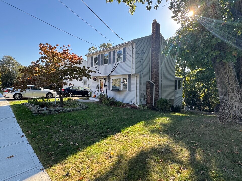 42 Parkview Rd in Reading, MA - Building Photo