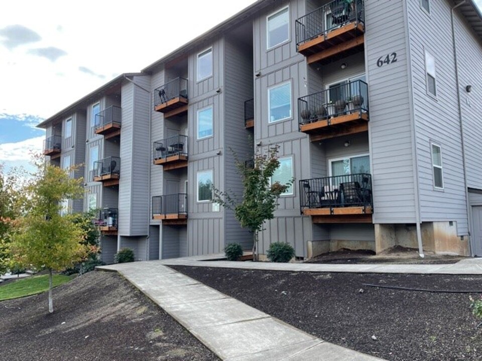 River Valley Terrace in Salem, OR - Building Photo