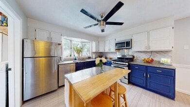 54 Sheridan Ave, Unit 2R in Medford, MA - Foto de edificio - Building Photo