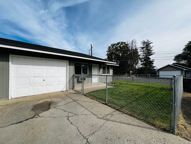 4110-4112 S 3rd St in Union Gap, WA - Building Photo - Building Photo