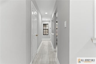 809 Woodbridge Commons Way in Woodbridge Township, NJ - Building Photo - Building Photo