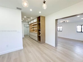 1040 NE 142nd St in North Miami, FL - Foto de edificio - Building Photo