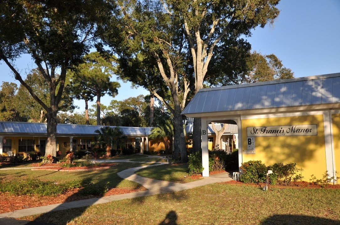 St. Francis Manor in Vero Beach, FL - Building Photo