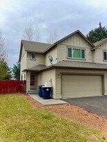 340 N Maple St in Sisters, OR - Building Photo