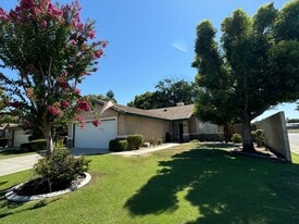 702 Timberleaf Dr in Bakersfield, CA - Building Photo