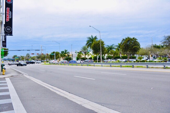7266 SW 88th St in Miami, FL - Foto de edificio - Building Photo