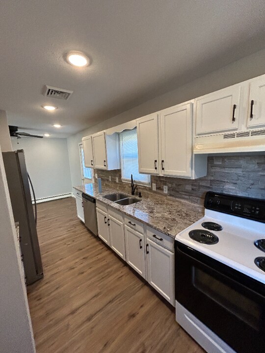 132 Jackson St in Dupont, PA - Building Photo