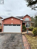 410 Clearmeadow Blvd in Newmarket, ON - Building Photo