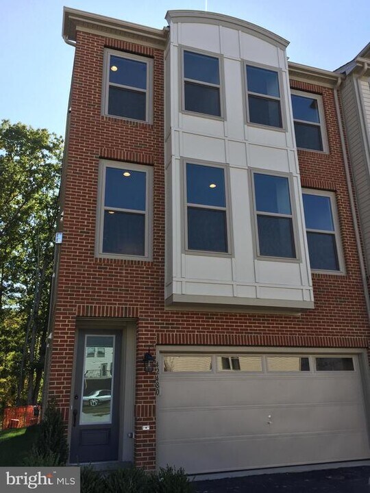 42480 Dogwood Glen Square in Sterling, VA - Building Photo