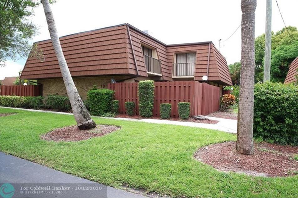 1440 N Lawnwood Cir in Fort Pierce, FL - Building Photo