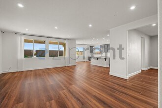 1465 Blossom Way in Dixon, CA - Foto de edificio - Building Photo