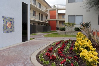 Tuscany Villas in Torrance, CA - Foto de edificio - Building Photo