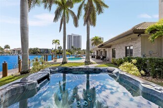 655 Hibiscus Dr in Hallandale Beach, FL - Building Photo - Building Photo