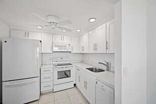 451 Monaco J in Delray Beach, FL - Building Photo