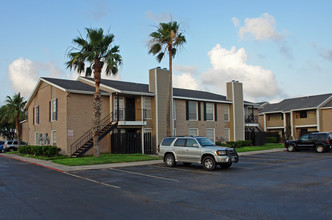 Shores Apartments in Corpus Christi, TX - Foto de edificio - Building Photo