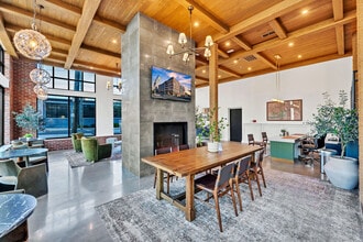 Commodore Old Town Manchester in Richmond, VA - Foto de edificio - Building Photo