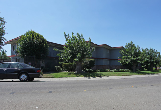 Lampliter Apartments in Stockton, CA - Building Photo - Building Photo