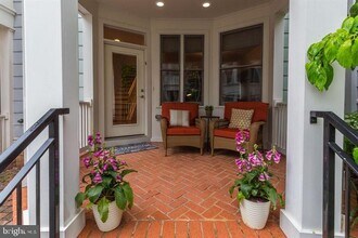 2058 N Oakland St in Arlington, VA - Building Photo - Building Photo