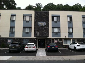 1274 River Rd, Unit 208 Undercliff Ave in Edgewater, NJ - Building Photo - Building Photo