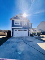 108 Abaco Dr E in Cedar Point, NC - Building Photo