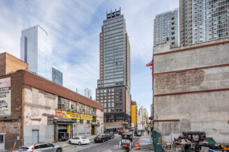 Henry Hall in New York, NY - Foto de edificio - Building Photo