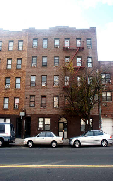 1541 White Plains Rd in Bronx, NY - Building Photo