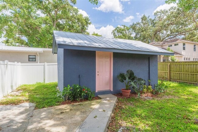property at 118 W Sligh Ave