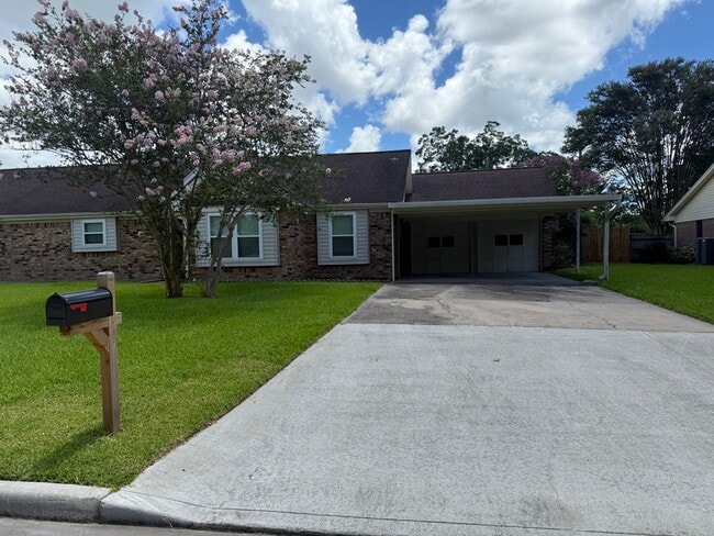 1909 Adams St in Alvin, TX - Building Photo - Building Photo