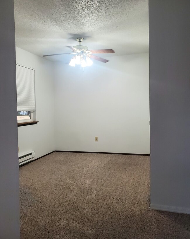 4419 76th Ave W, Unit 2 in University Place, WA - Foto de edificio - Building Photo