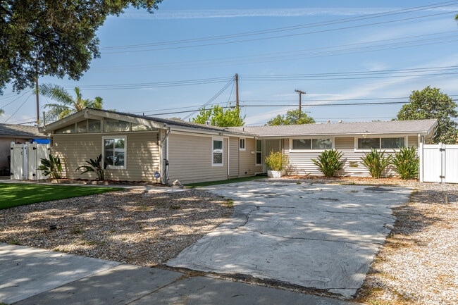 6679-6681 La Jolla Dr